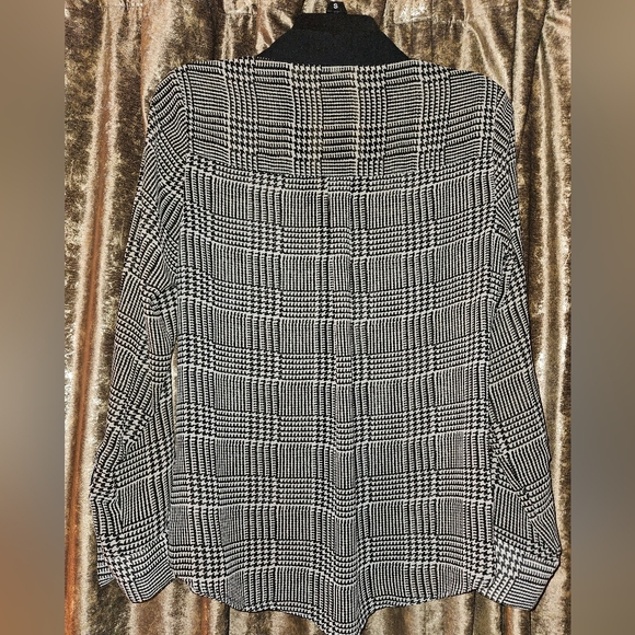 Express Portofino - Black and White Button-Up Blouse - Picture 2 of 5